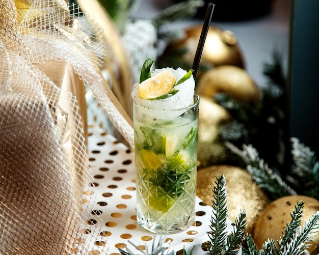 Photo gratuite cocktail mojito avec glace pilée