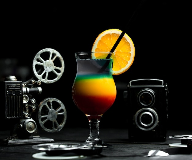 Photo gratuite cocktail multicolore avec de la glace sur la table