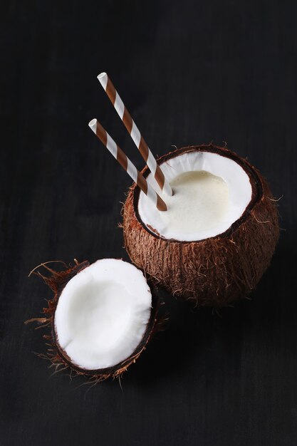 Cocktail de noix de coco avec de la paille. Boisson tropicale