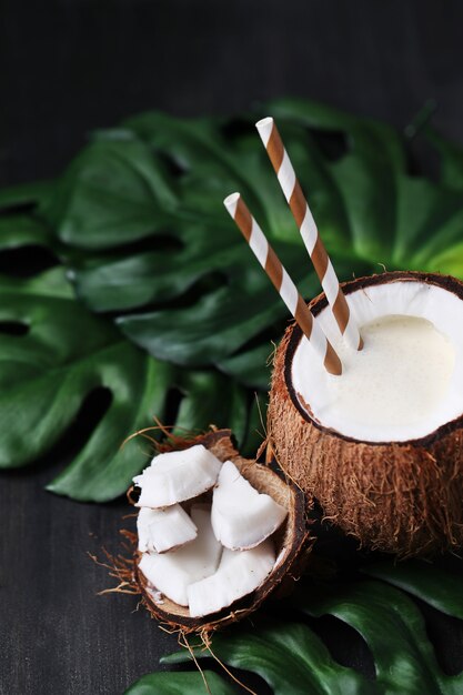 Cocktail de noix de coco avec de la paille. Boisson tropicale