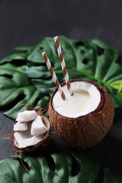 Cocktail de noix de coco avec de la paille. Boisson tropicale