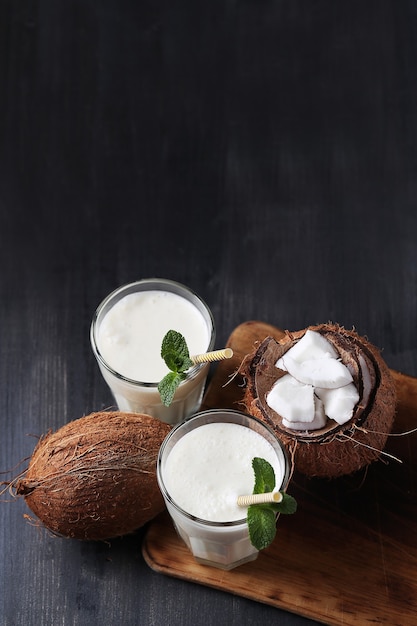 Photo gratuite cocktail de noix de coco avec de la paille. boisson tropicale