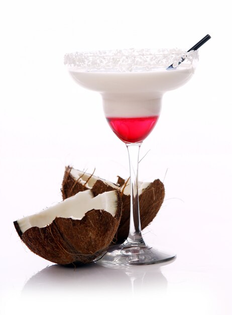 Cocktail de noix de coco sur une surface blanche