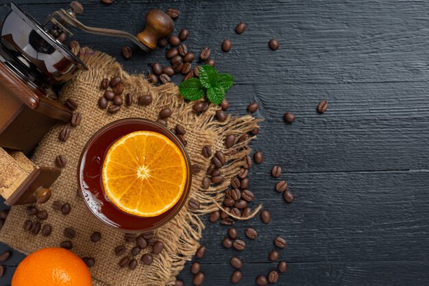 Cocktail d'orange et de café sur la surface sombre.