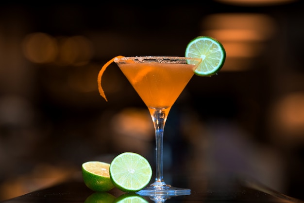 Cocktail orange garni d'une tranche de citron vert