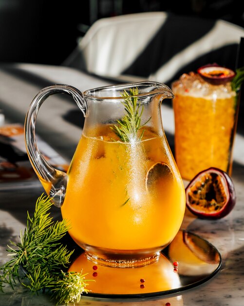 Cocktail d'orange glacée sur la table