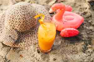 Photo gratuite cocktail orange sur le sable