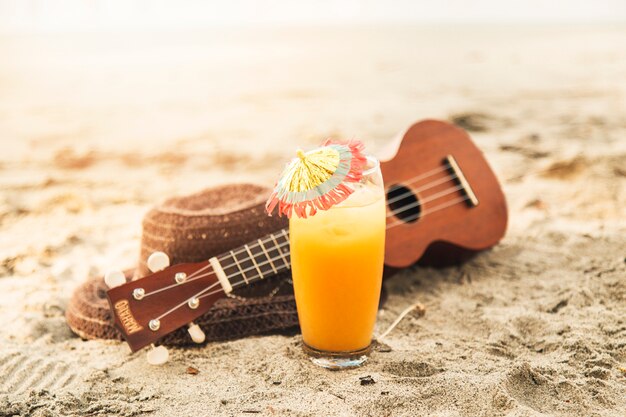 Cocktail sur la plage de sable fin