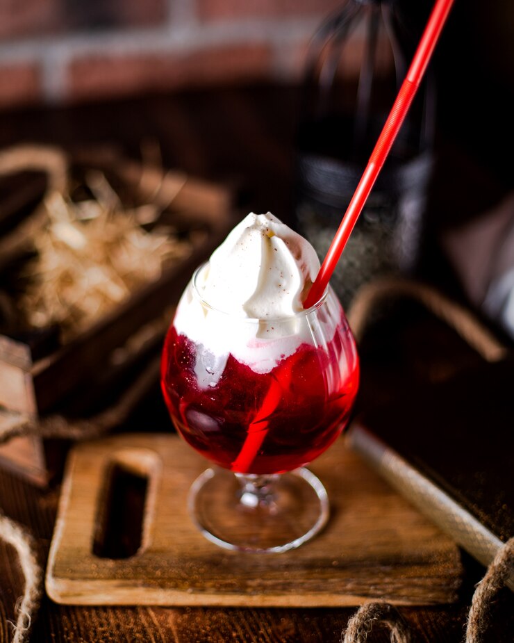 Photo gratuit cocktail rafraîchissant avec crème fouettée sur le dessus