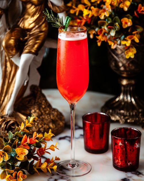 Photo gratuite cocktail rafraîchissant décoré de brin de romarin