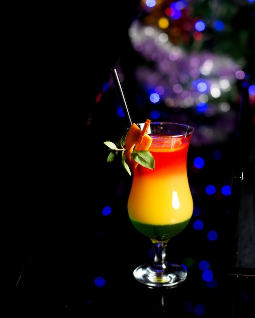 Photo gratuite cocktail rafraîchissant décoré de zeste d'orange et de feuilles de menthe