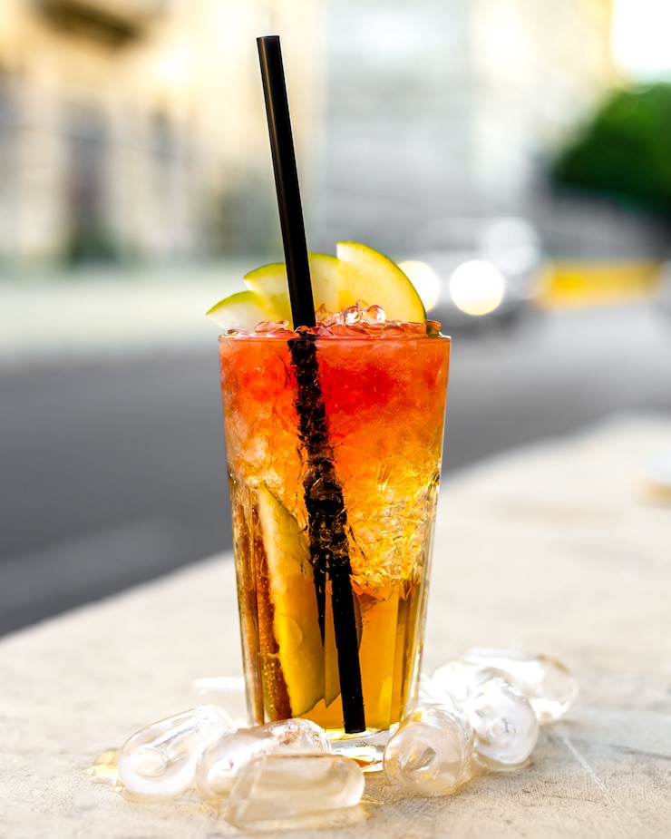 Photo gratuit cocktail rafraîchissant avec des tranches de pomme