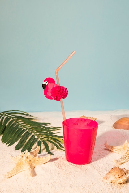 Cocktail rose sur la plage de sable fin