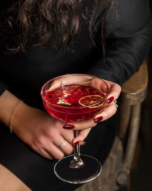 Cocktail rouge avec une tranche de citron