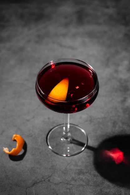 Cocktail rouge avec une tranche d'orange