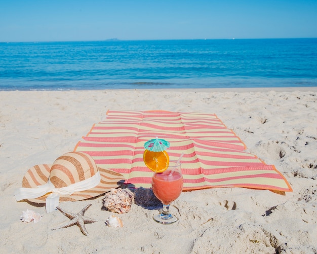 Cocktail sur le salon sur la plage