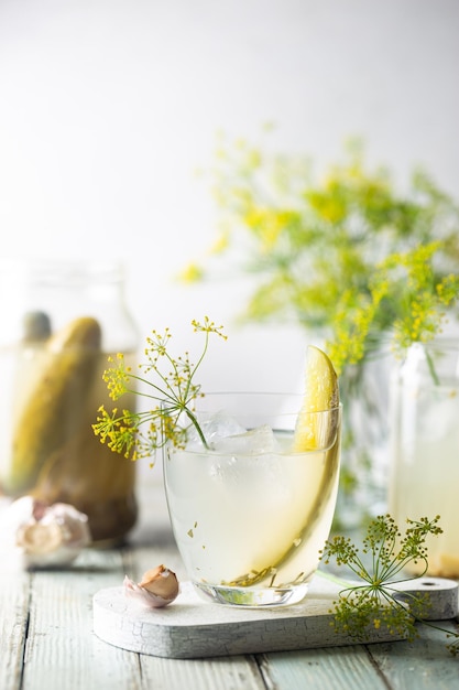 Cocktail de saumure dans un verre