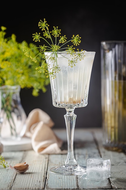 Cocktail de saumure dans un verre