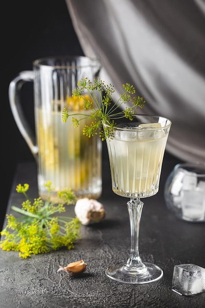 Photo gratuite cocktail de saumure dans un verre