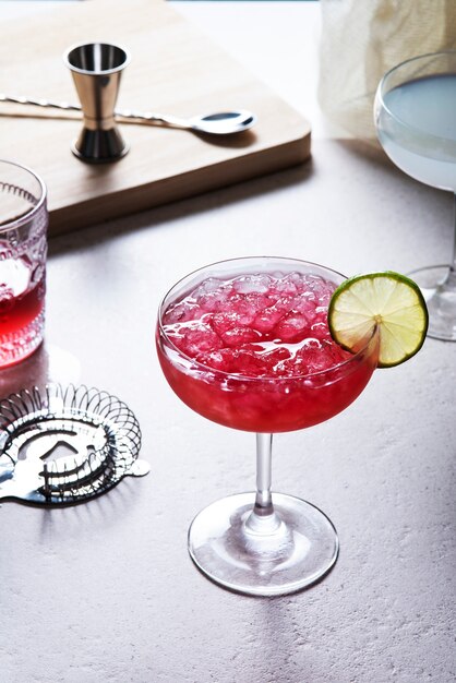 Cocktail savoureux à angle élevé avec de la glace
