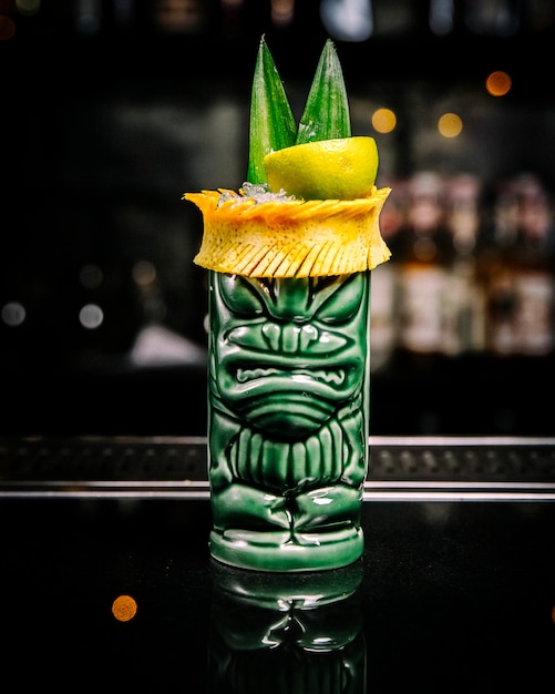 Cocktail de style mexicain au citron sur la vue de dessus