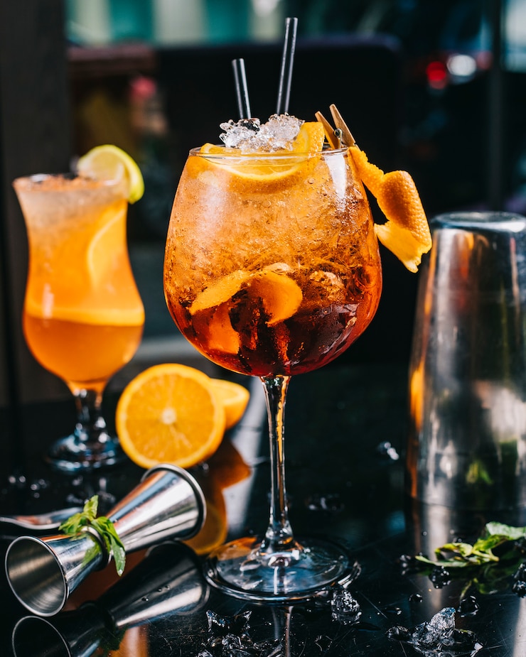 Photo gratuit cocktail surmonté d'une tranche d'orange
