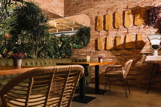 Cocktail sur une table en bois dans le restaurant