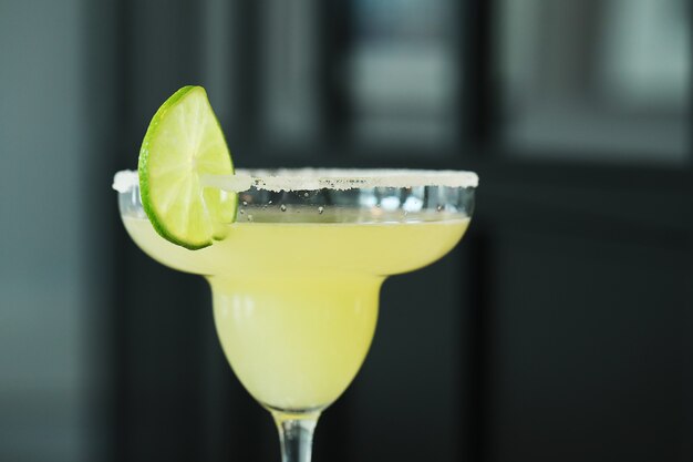 Cocktail avec tranche de citron vert