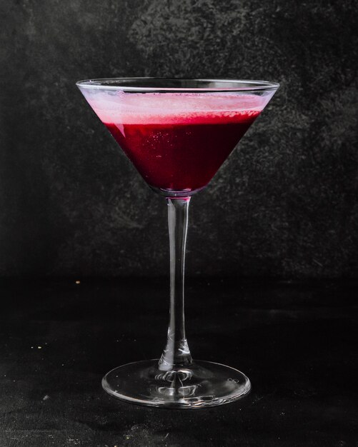 Cocktail trèfle club jin framboise sirop jus de lime blanc d'oeuf menthe vue latérale