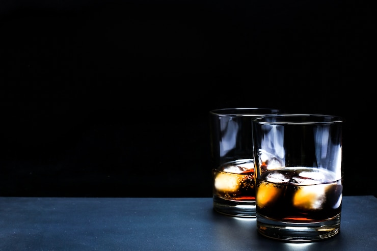 Photo gratuit cocktail de whisky-cola