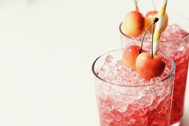 Photo gratuite cocktails fraises et framboises