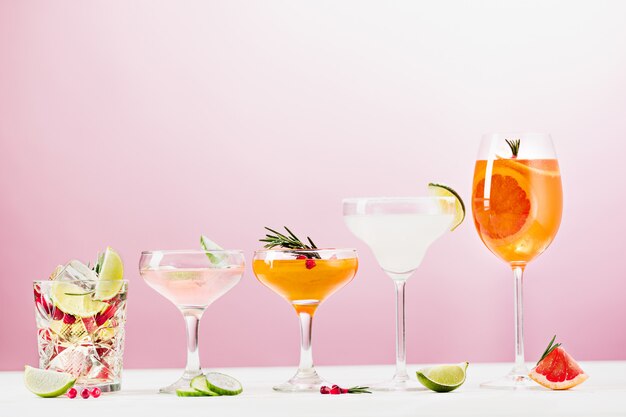 Les cocktails et fruits exotiques à la rose sur rose