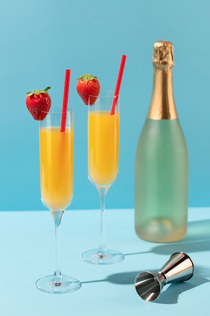 Photo gratuite cocktails mimosa avec fond bleu