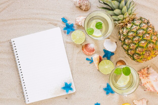 Cocktails Mojito dans des verres avec un cahier