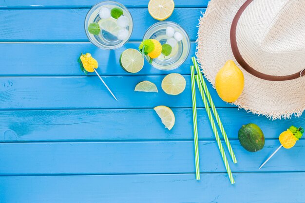 Cocktails Mojito dans des verres avec chapeau de paille