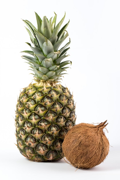 Coco ananas savoureux moelleux frais et juteux isolé sur fond blanc