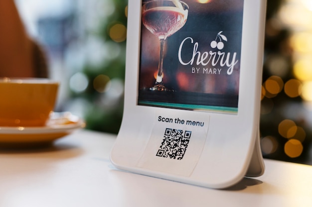 Photo gratuite code qr sur un stand au bar