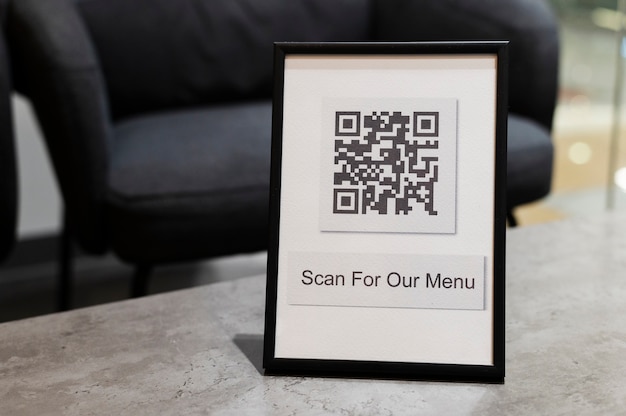 Photo gratuite code qr sur une table