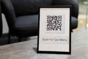 Photo gratuite code qr sur une table