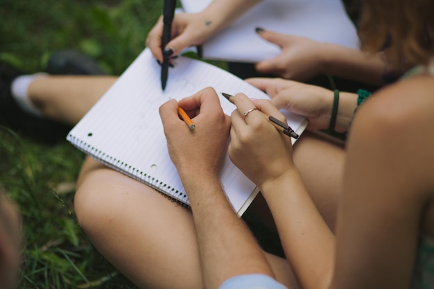 Les coéquipiers font leurs devoirs