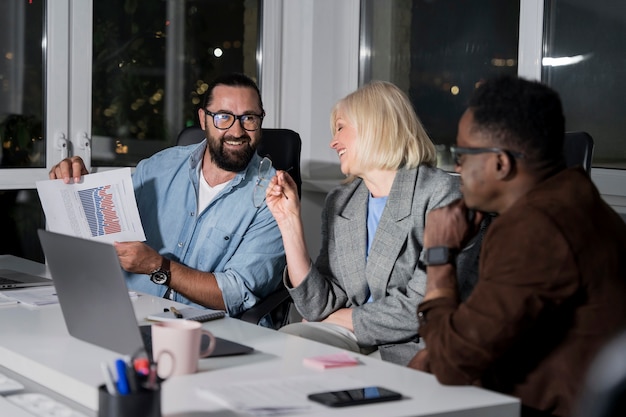 Coéquipiers travaillant tard au bureau