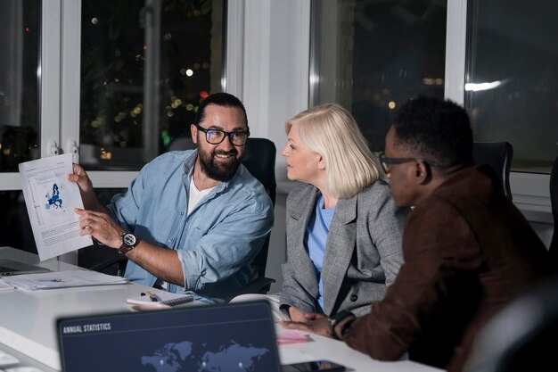 Coéquipiers travaillant tard au bureau