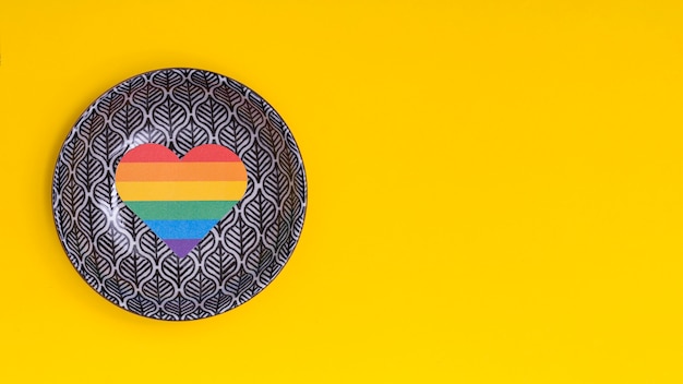 Coeur arc-en-ciel sur une soucoupe peinte en signe de LGBT