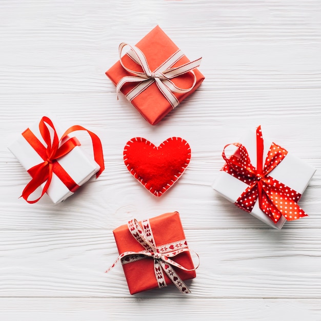Coeur au milieu des boîtes à cadeaux