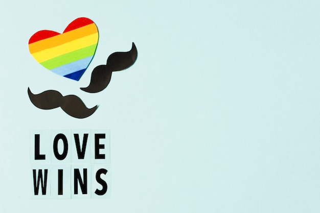 Coeur aux couleurs de l'arc-en-ciel avec symboles de moustaches