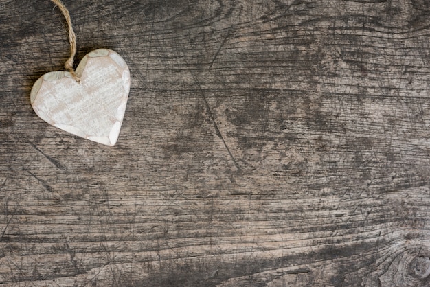 Coeur en bois blanc sur table rustique