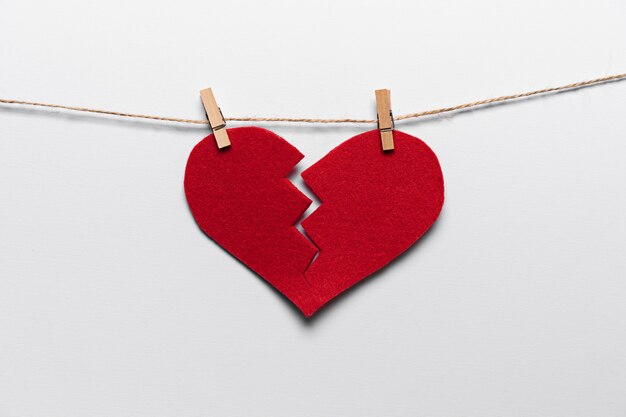 Coeur brisé rouge avec des crochets