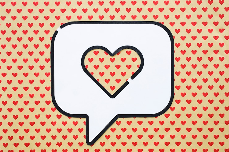 Photo gratuit coeur en bulle icône discours sur la table avec motif coeur