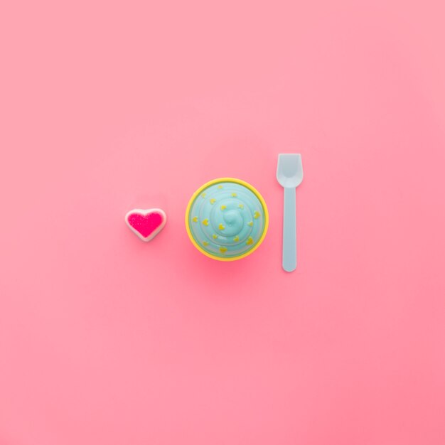 Coeur Candy, glace et cuillère en plastique