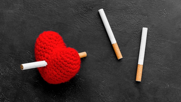Coeur avec des cigarettes